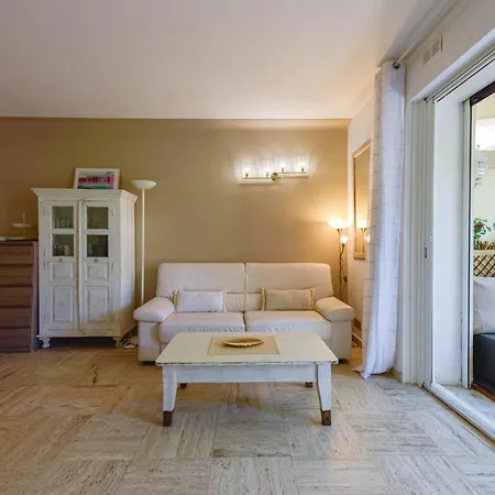 Cozy Garden-level Close To The Sea شقة كان